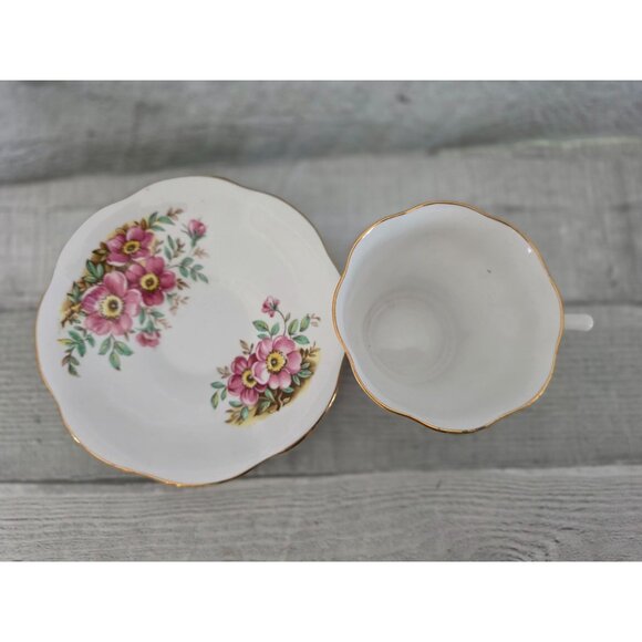 England Bone China Teacup & Saucer Set With Floral Pattern - Picture 3 of 5